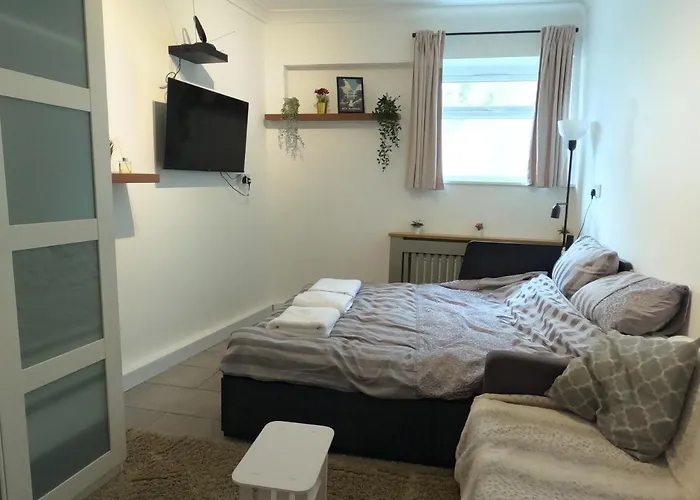 Studio Apartment In Kew