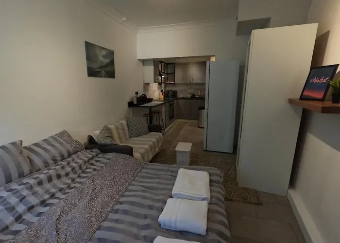 Studio Apartment In Kew