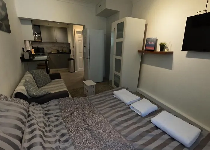 Studio Apartment In Kew